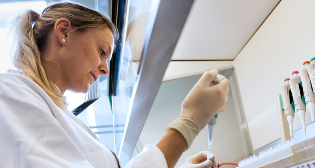 ​​​​Bioanalytiker ved LAF bænk.