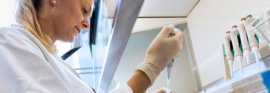​​​​Bioanalytiker ved LAF bænk