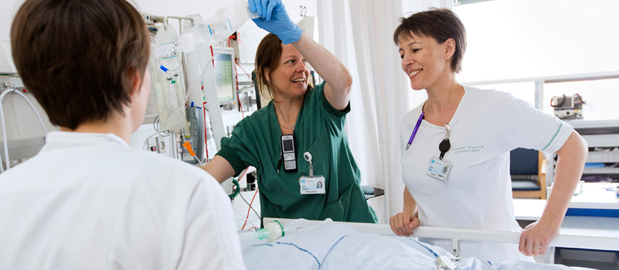 Læger og sygeplejersker undersøger patient