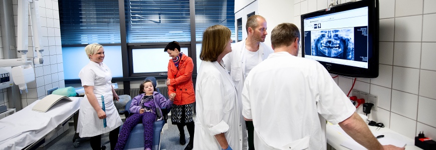 Ung pige i Tand-mund-kæbekirurgisk Klinik