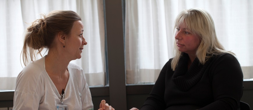 Patient taler med personale fra Gynækologisk Klinik