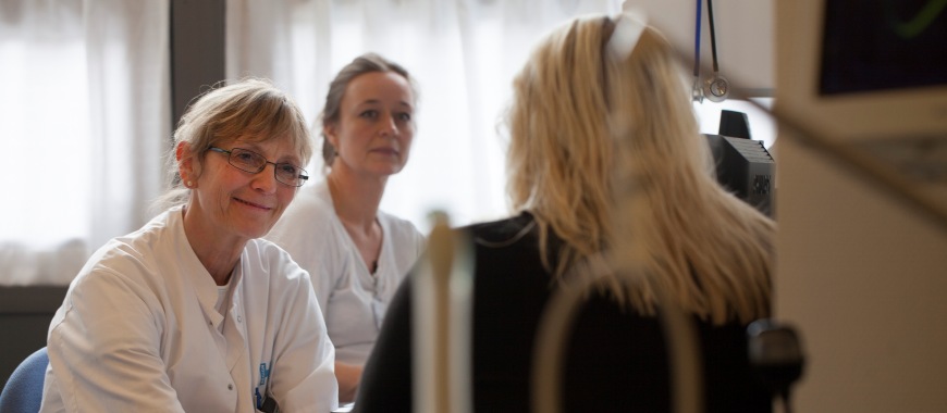 Patient taler med læge på Gynækologisk Klinik