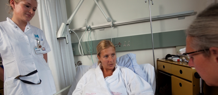 Patient taler med personale fra Gynækologisk Klinik