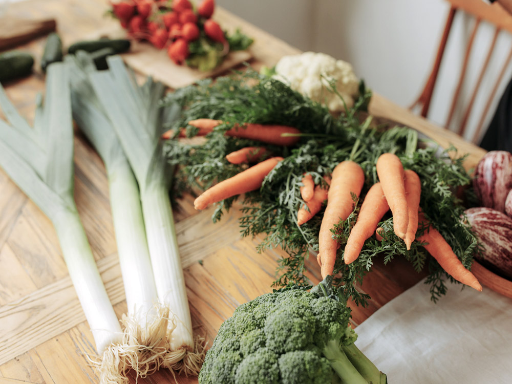 Eksempler på sund mad, gullerødder, porrer og brocolli