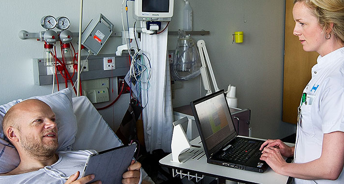 Conversation between patient and staff at Department of Orthopaedics