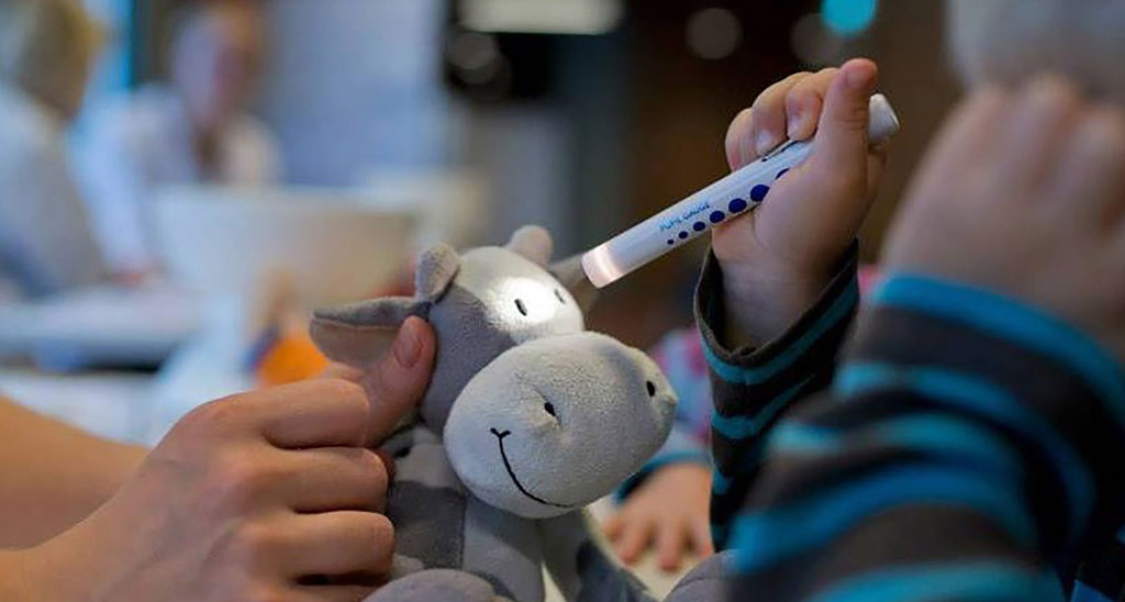 Barn undersøger bamse
