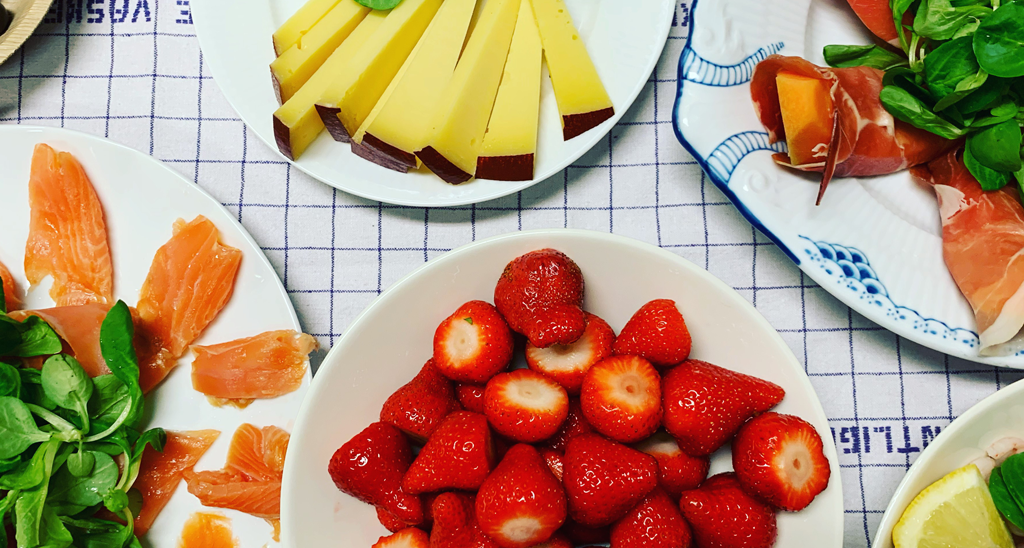Billede fra en frokost i Kræftværket med ost, laks, jordbær, melon, skinke med mere