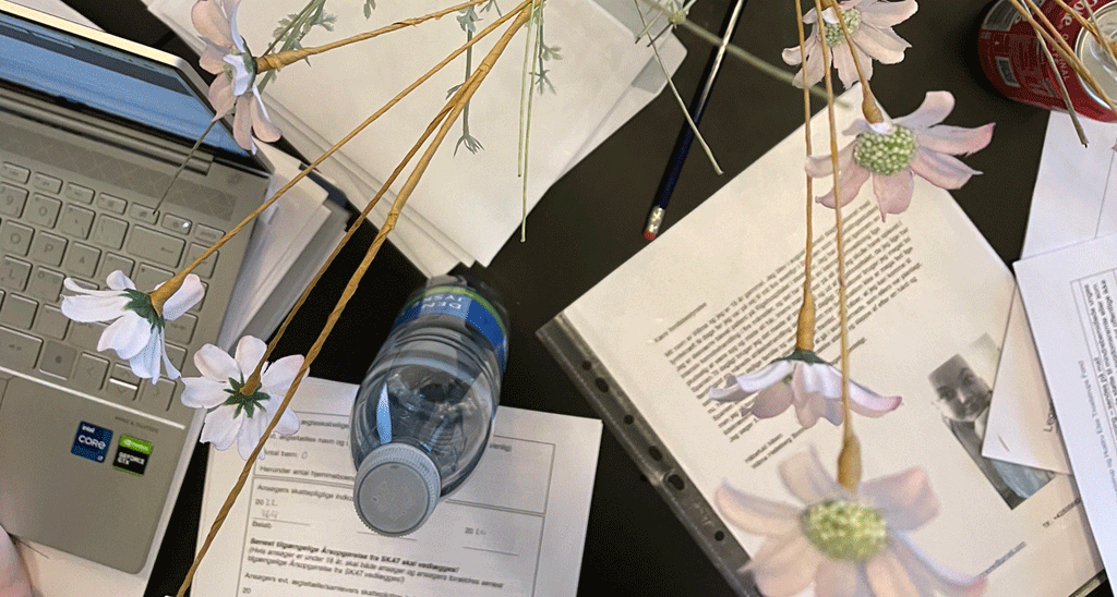 Computer og papirer er fremme under legatsupport